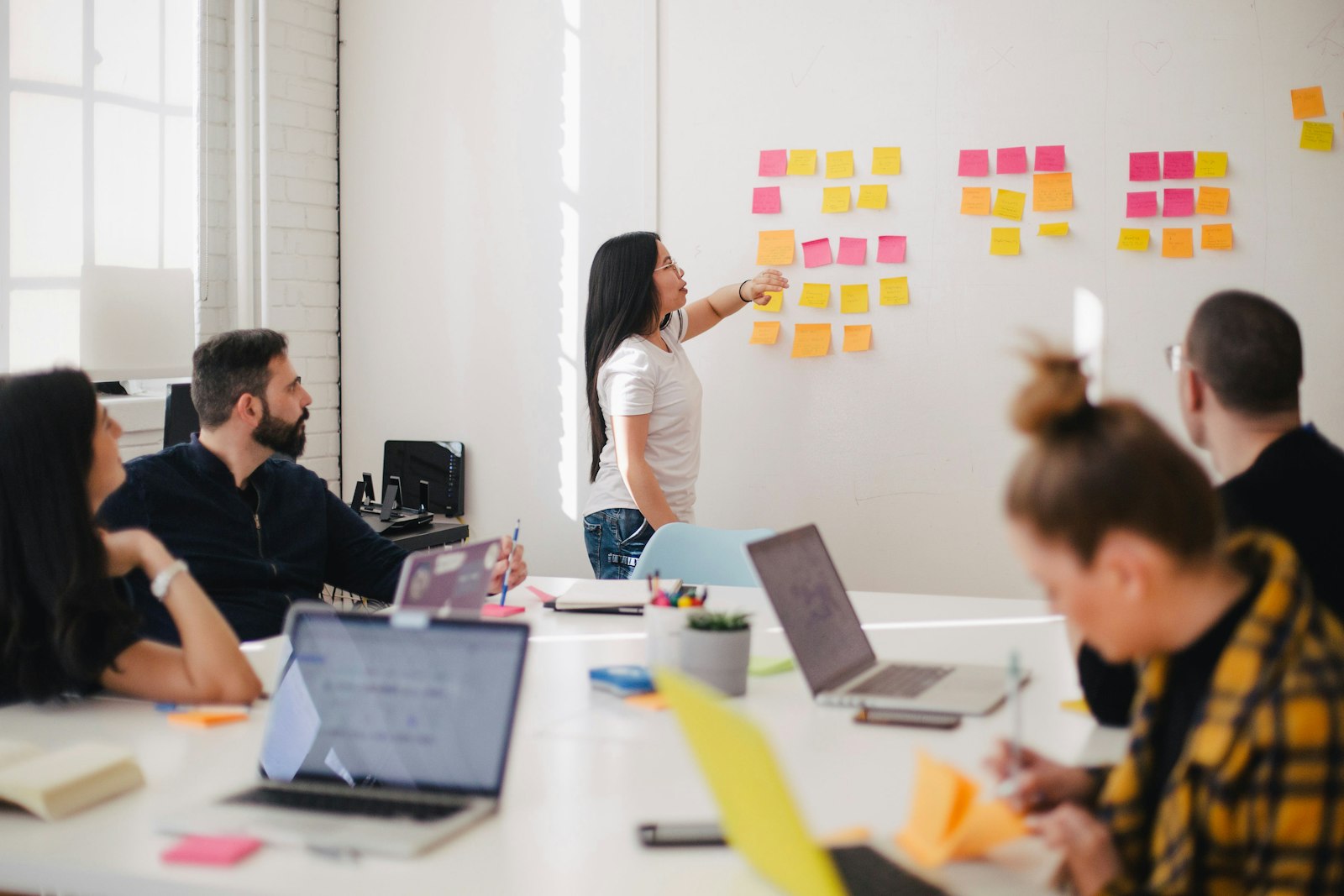 Equip de consultoria d'auma en una reunió de treball